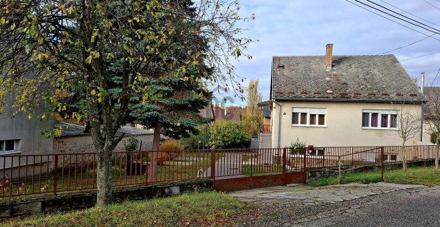 Eladó családi ház, Hosszúhetényen 68.9 M Ft, 5 szobás