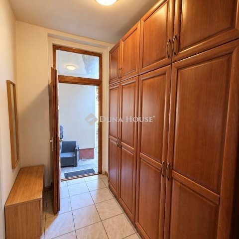 Eladó családi ház, Pécsett 69 M Ft, 5 szobás