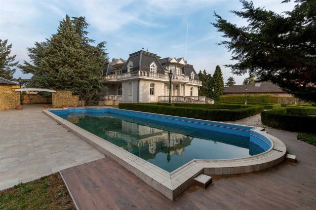 Eladó családi ház, Szombathelyen 529 M Ft, 8 szobás