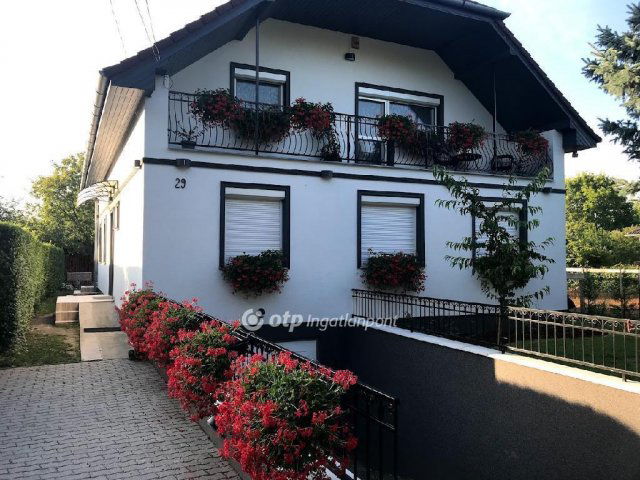 Eladó családi ház, Halásztelken 199.9 M Ft, 7 szobás