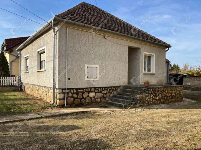 Eladó családi ház, Fertődön 47.5 M Ft, 4 szobás