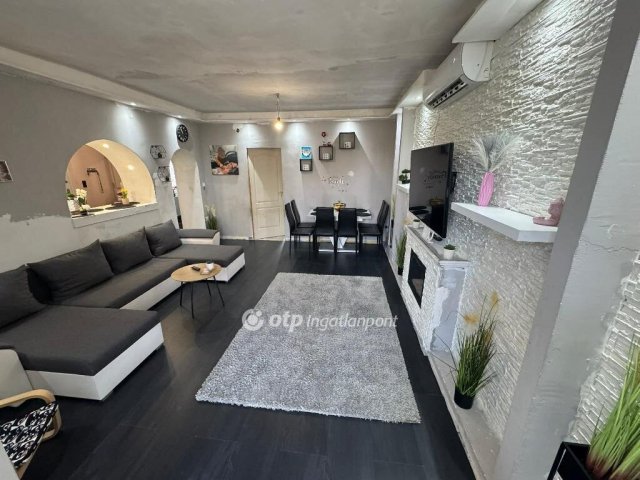 Eladó családi ház, Tápiószentmártonon 19.9 M Ft, 2 szobás