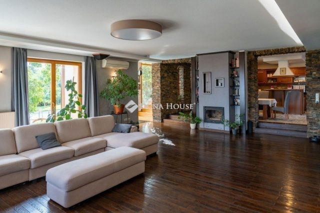 Eladó családi ház, Pécsett 460 M Ft, 8 szobás