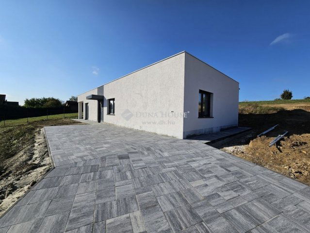 Eladó családi ház, Pécsett 124.9 M Ft, 4 szobás
