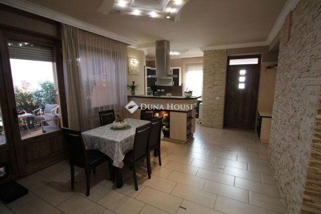 Eladó családi ház, Kecskeméten 99.9 M Ft, 5 szobás