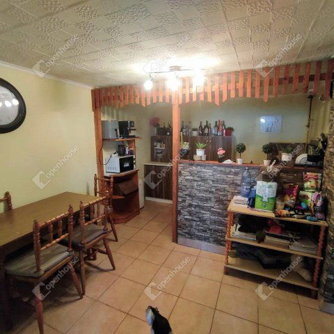Eladó családi ház, Pápán 16.5 M Ft, 1 szobás