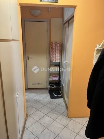 Eladó panellakás, Pécsett 43.9 M Ft, 2 szobás