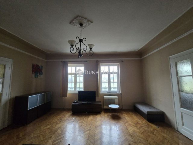 Eladó téglalakás, Pécsett 89.9 M Ft, 4 szobás