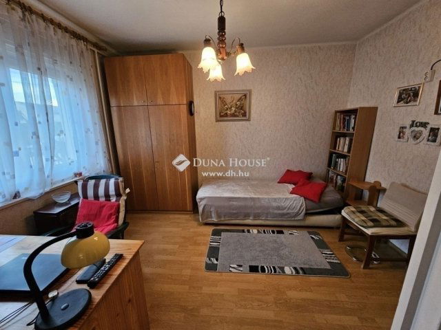 Eladó családi ház, Vecsésen 109.98 M Ft, 6 szobás