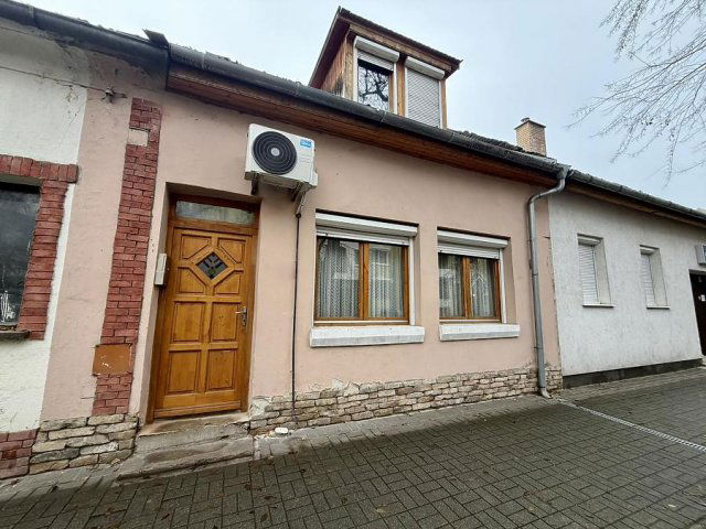 Eladó téglalakás, Vácon 65 M Ft, 1+3 szobás