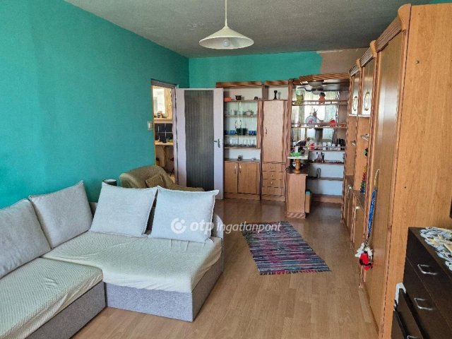 Eladó panellakás, Dunaújvárosban 33.5 M Ft, 2 szobás