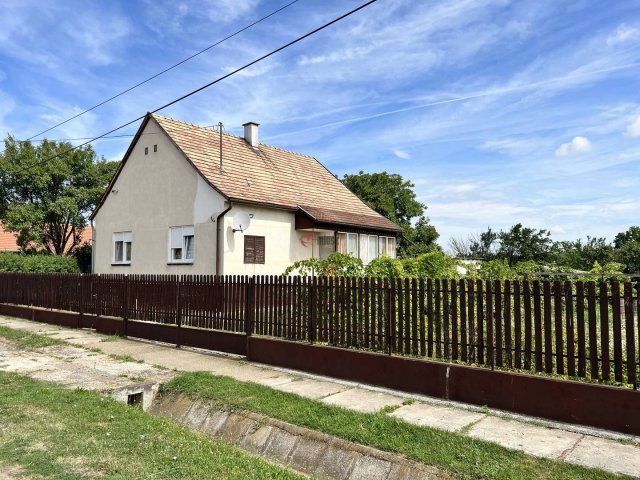 Eladó családi ház, Mátyásdombon 39.9 M Ft, 2 szobás