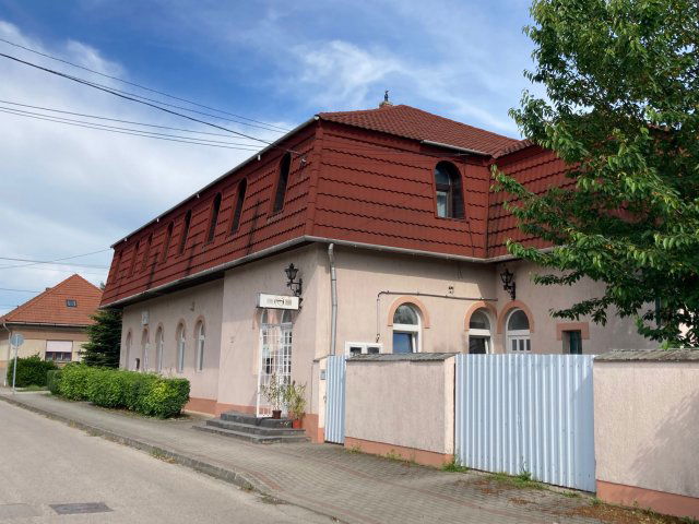 Eladó családi ház, Ajkán 194 M Ft, 15 szobás