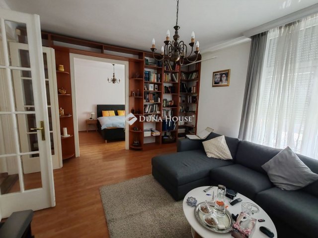 Eladó családi ház, Budapesten, XVI. kerületben, Diófa utcában