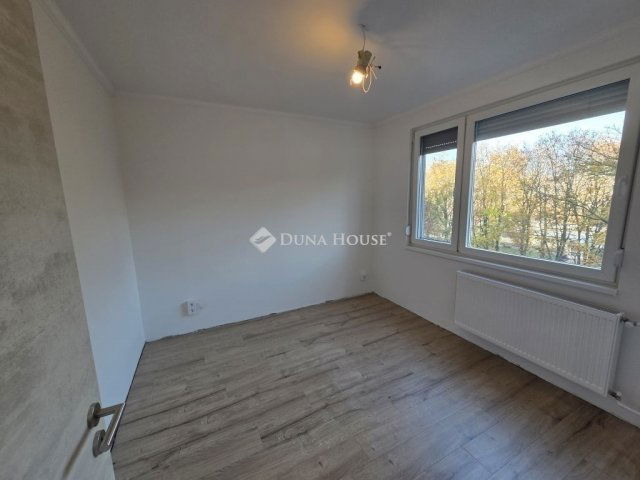 Eladó panellakás, Veszprémben 54.9 M Ft, 3 szobás