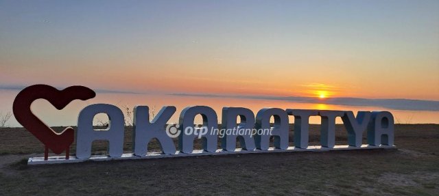 Eladó családi ház, Balatonakarattyán 249.8 M Ft, 4 szobás
