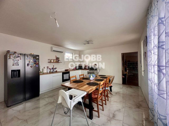 Eladó családi ház, Cegléden 63.5 M Ft, 3 szobás