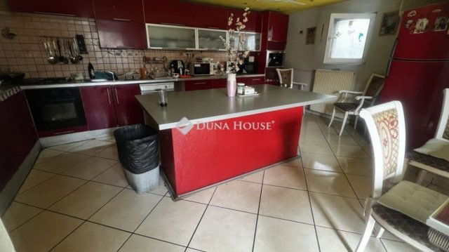 Eladó családi ház, Dunaújvárosban 62.5 M Ft, 6 szobás