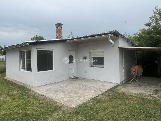 Eladó családi ház, Pilisen 19.5 M Ft, 2 szobás