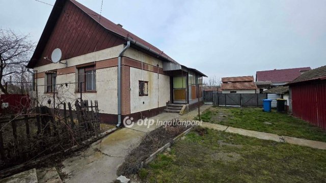 Eladó családi ház, Földesen 32 M Ft, 2 szobás