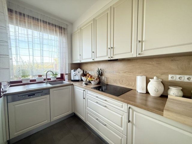 Eladó családi ház, Pécsett 289 M Ft, 4 szobás