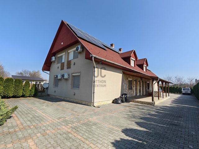 Eladó családi ház, Siófokon 195 M Ft, 12 szobás