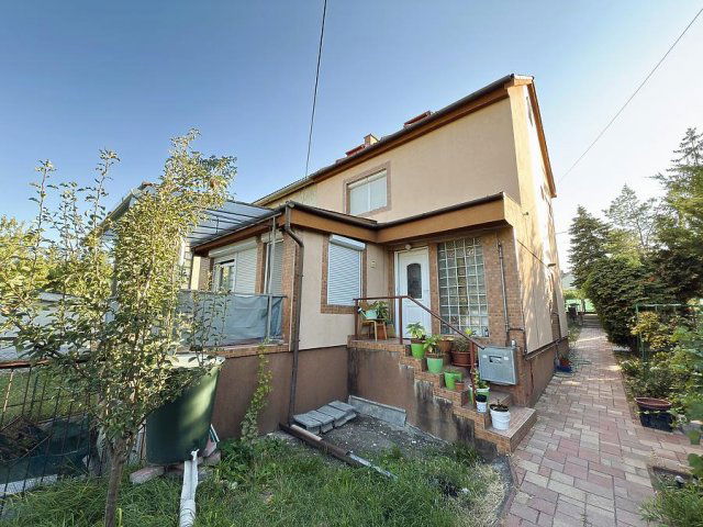Eladó családi ház, Szentendrén 129.9 M Ft, 4 szobás