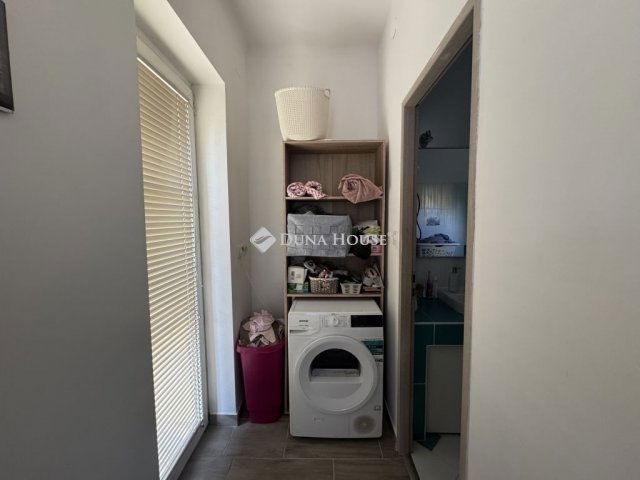 Eladó családi ház, Pécsett 64.9 M Ft, 3 szobás