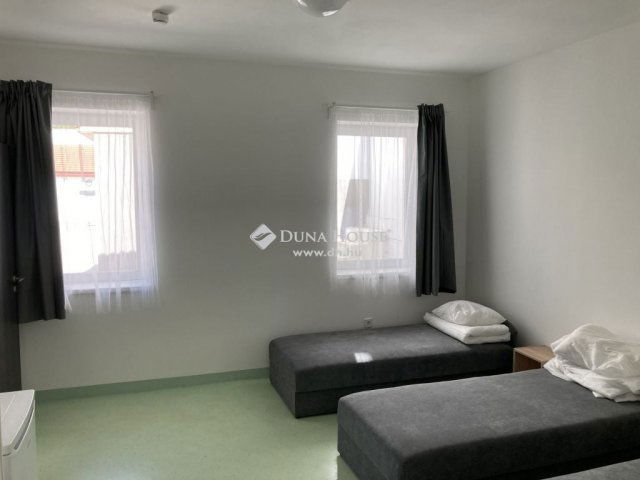 Eladó családi ház, Esztergomban 665 M Ft, 46 szobás