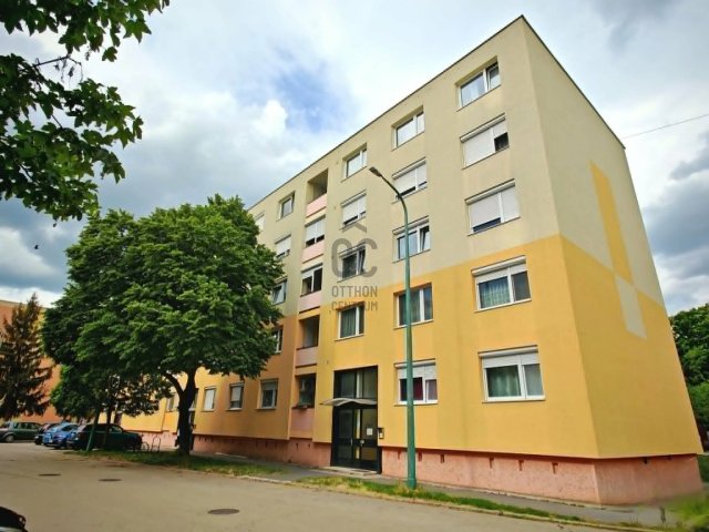 Eladó panellakás, Ajkán 36.7 M Ft, 2 szobás