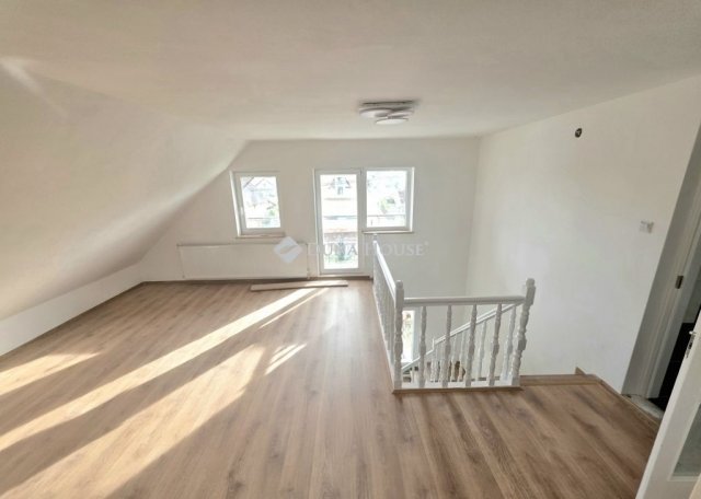 Eladó családi ház, Dabason 89.9 M Ft, 8 szobás