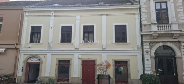 Eladó téglalakás, Pécsett 97.2 M Ft, 3 szobás