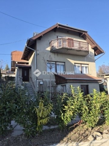 Eladó családi ház, Pécsett 179 M Ft, 8 szobás