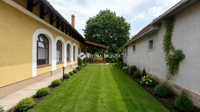 Eladó családi ház, Kiskunlacházán 102 M Ft, 8 szobás
