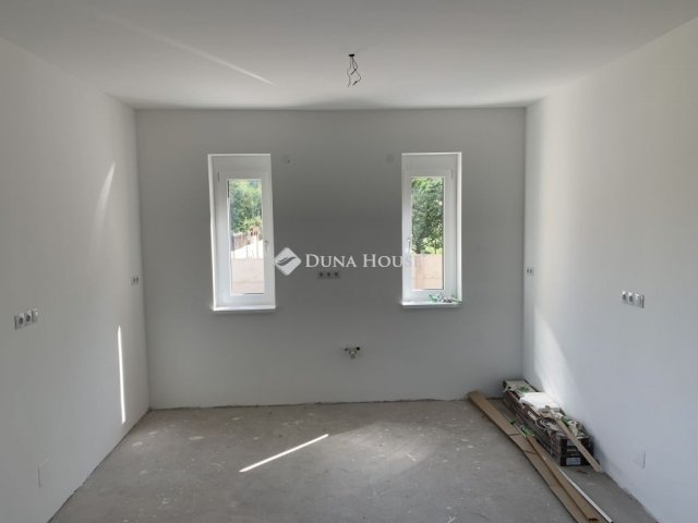 Eladó ikerház, Százhalombattán 135 M Ft, 5 szobás