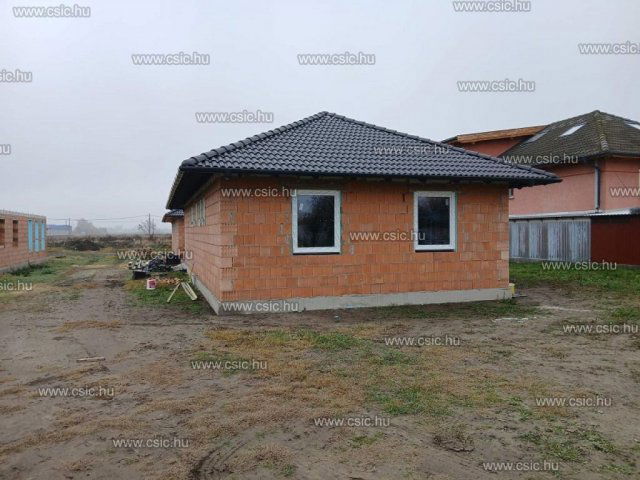 Eladó családi ház, Kiskunlacházán 84 M Ft, 5 szobás