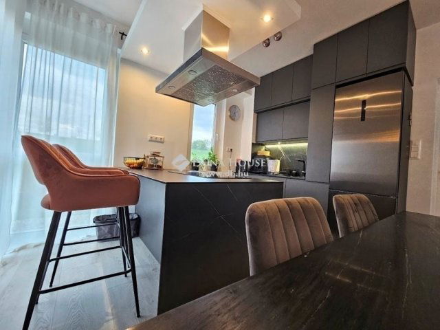 Eladó téglalakás, Pécsett 100 M Ft, 4 szobás