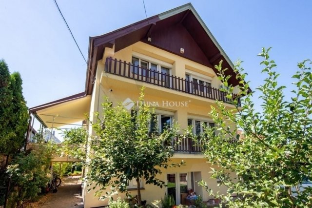 Eladó családi ház, Gödön 160 M Ft, 12 szobás