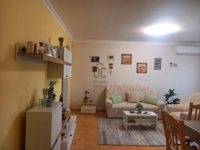 Eladó panellakás, Pápán 36.5 M Ft, 3 szobás
