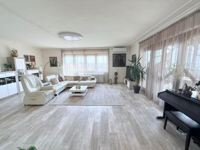 Eladó családi ház, Pécsett 199.9 M Ft, 8 szobás