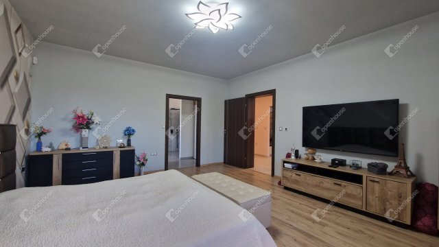 Eladó családi ház, Komáromban 450 M Ft, 7 szobás