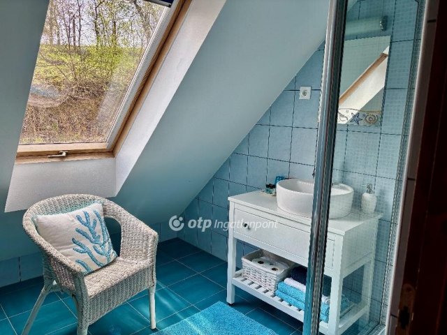 Eladó családi ház, Etyeken 360 M Ft, 9 szobás