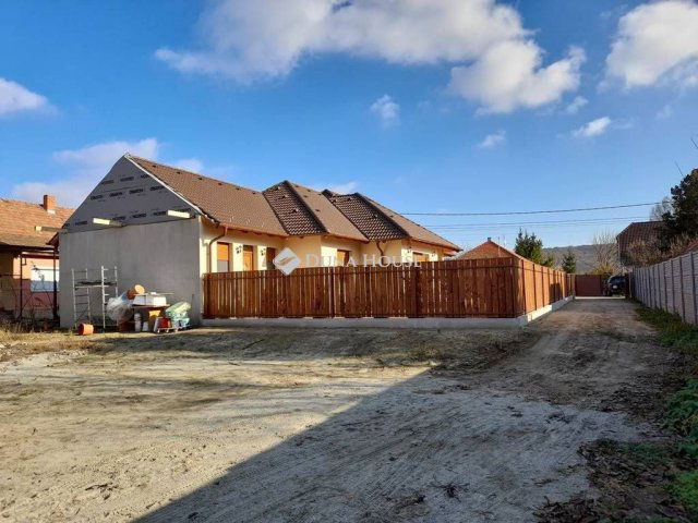 Eladó ikerház, Gödöllőn 112.5 M Ft, 4 szobás