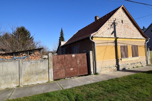 Eladó családi ház, Csepregen 23.5 M Ft, 1 szobás