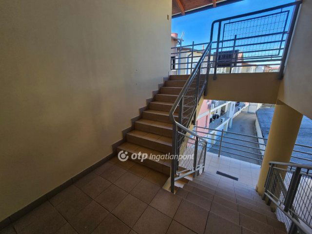 Eladó téglalakás, Pápán 33.49 M Ft, 1+1 szobás