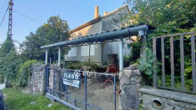 Eladó családi ház, Pécsett 30 M Ft, 1+3 szobás