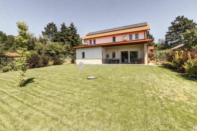 Eladó családi ház, Nagykovácsiban 244.9 M Ft, 4 szobás