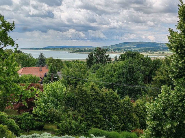 Eladó családi ház, Tihanyban 650 M Ft, 9 szobás