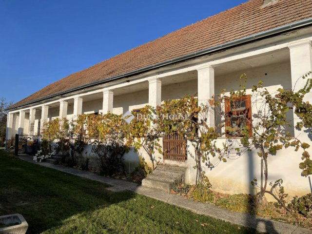 Eladó családi ház, Villányban 26.5 M Ft, 2 szobás
