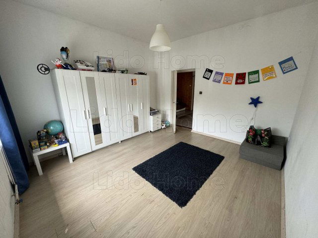 Eladó családi ház, Kőröshegyen 79.9 M Ft, 12 szobás